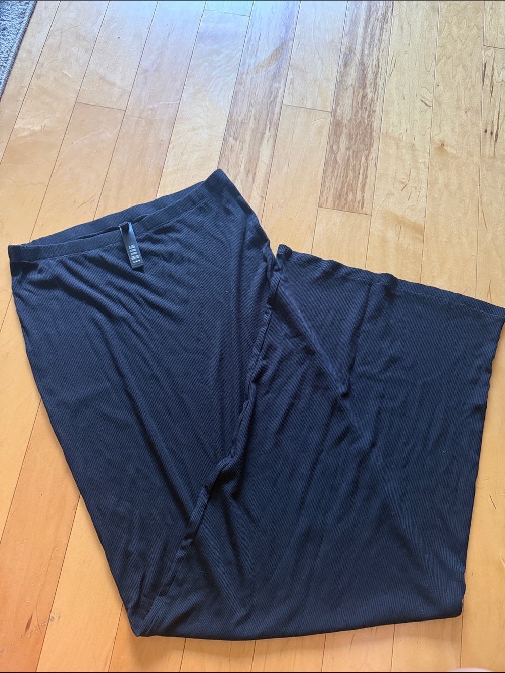 NWOT skims black skirt medium